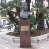 Passeggiando lungo corso Vittorio Emanuele ci si imbatte anche nel piccolo monumento del primo sovrano del Montenegro, Nicola I Petrovic